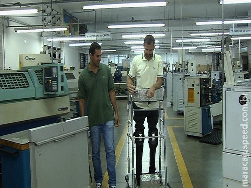 Após pedido de paraplégico, estudantes desenvolvem andador vertical motorizado