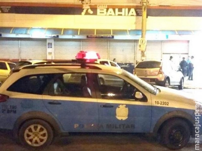 Bandidos levam malote com meio milhão de reais em assalto a loja