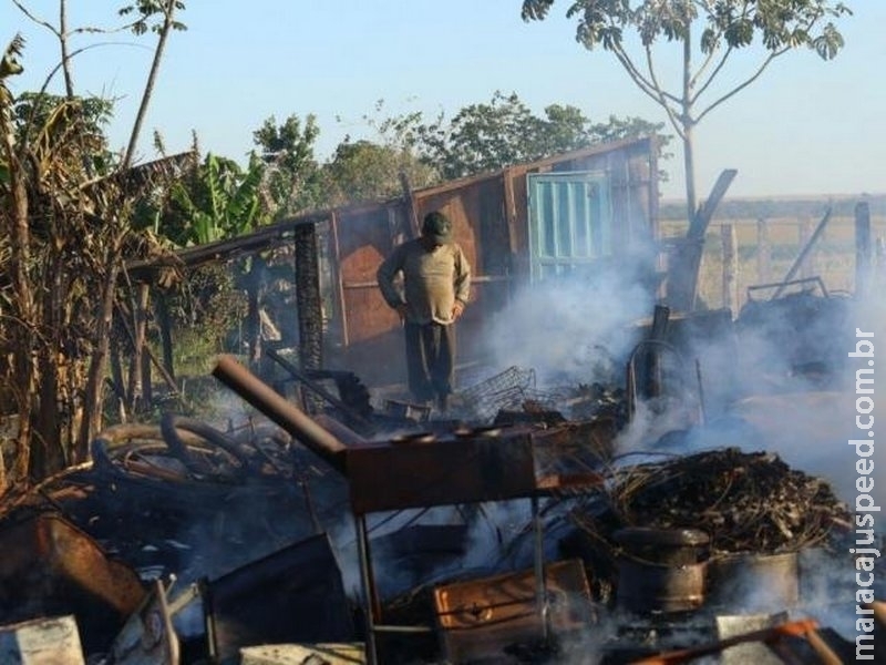 Barracos na BR são destruídos por chamas iniciadas em fogão à lenha