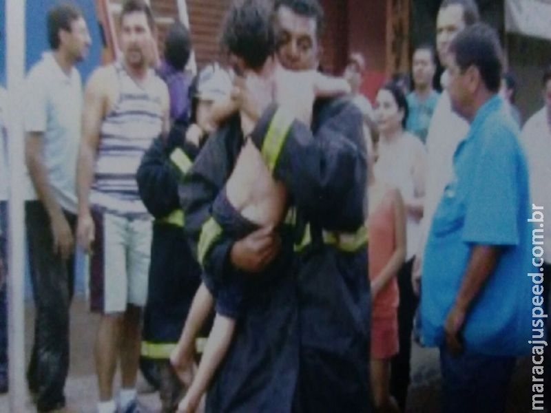 Bombeiro de Maracaju é promovido por ato de bravura após salvar crianças de prédio em chamas Bombeiro de Maracaju é promovido por ato de bravura após salvar crianças de prédio em chamas