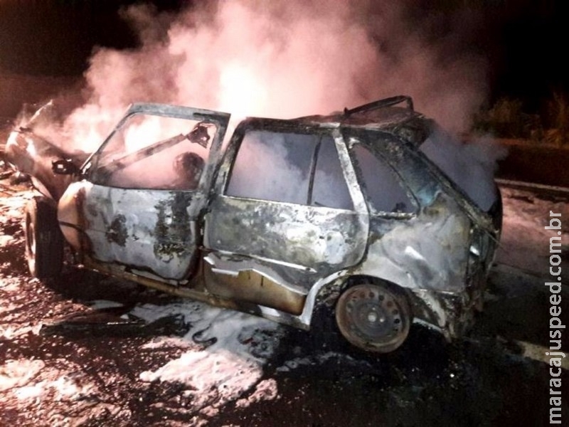 Carro bate em carreta e dois morrem carbonizados Carro bate em carreta e dois morrem carbonizados