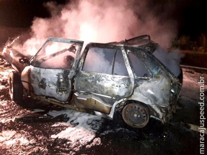 Carro bate em carreta e dois morrem carbonizados