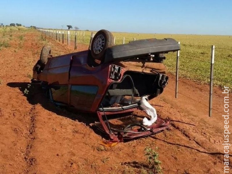 Carro capota após condutor perder controle da direção na MS-276