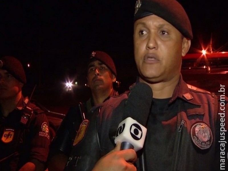 Criança é salva por PMs após se engasgar e desmaiar dentro de loja