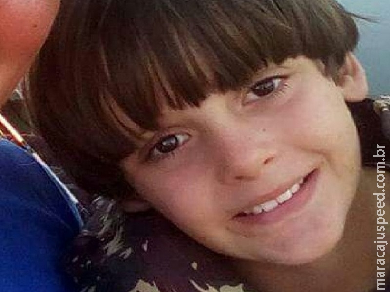 Criança morre ao ser atropelada por caminhão que jogava água em rua Criança morre ao ser atropelada por caminhão que jogava água em rua