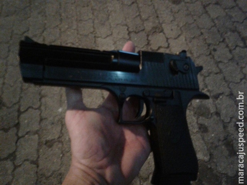 Dois adolescentes são detidos em moto com réplica de arma ao tentar fugir da PM