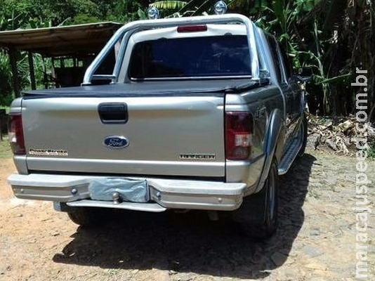 Dupla armada rende casal e foge com caminhonete