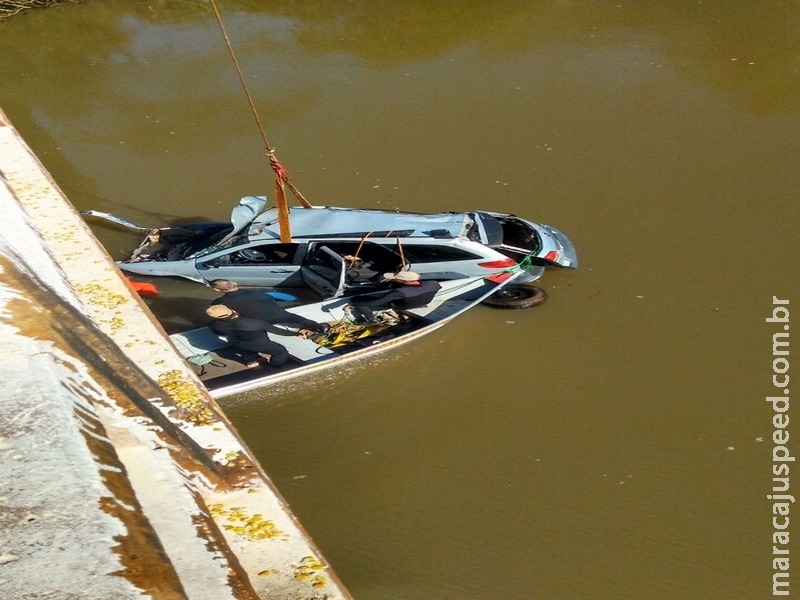 Encontrados corpos de mãe e filha que caíram com carro em rio