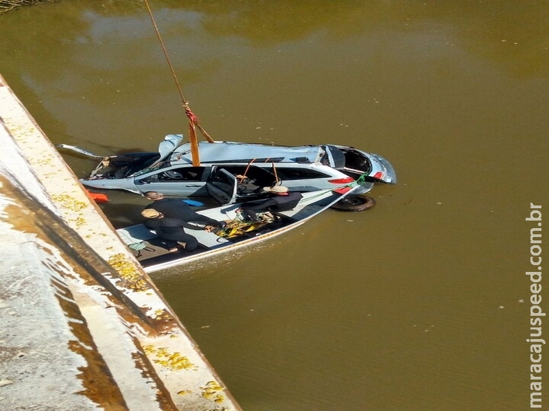 Encontrados corpos de mãe e filha que caíram com carro em rio Encontrados corpos de mãe e filha que caíram com carro em rio
