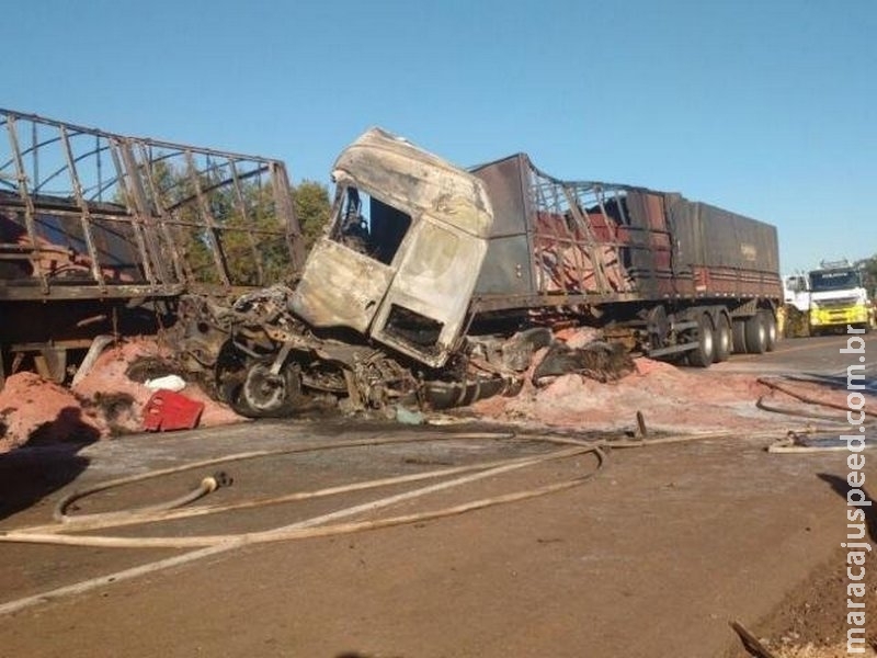 Engavetamento de carretas na BR-163 deixou três mortos e mulher ferida Engavetamento de carretas na BR-163 deixou três mortos e mulher ferida