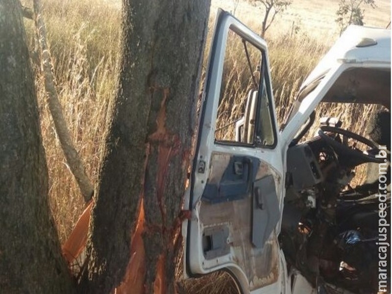 Guincheiro morre após acidente na BR-060 Guincheiro morre após acidente na BR-060