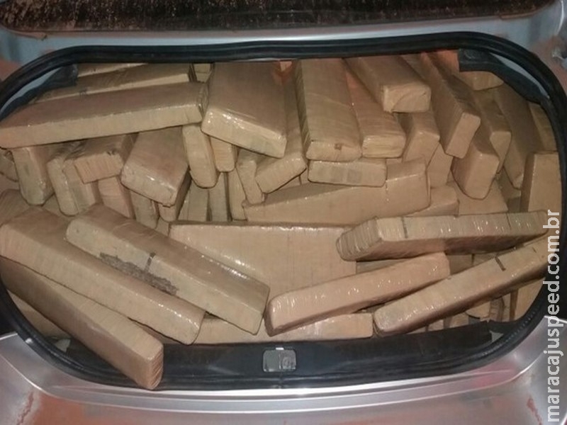  Homem que levava 340 kg de droga em carro é perseguido por PMs, capota, mas foge a pé