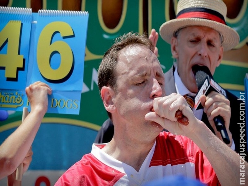 Homem vence concurso ao comer 72 cachorros quentes em dez minutos Homem vence concurso ao comer 72 cachorros quentes em dez minutos