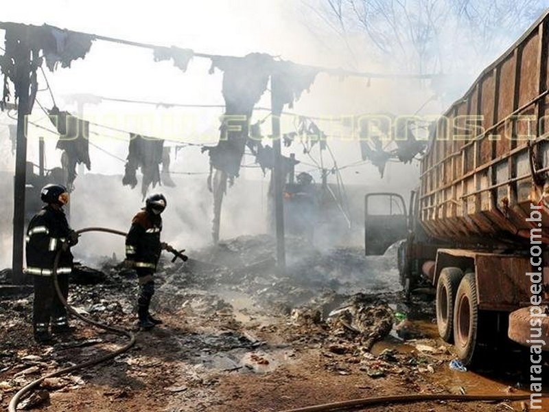 Incêndio em depósito atinge até caminhão e prejuízo chega a R$ 200 mil Incêndio em depósito atinge até caminhão e prejuízo chega a R$ 200 mil