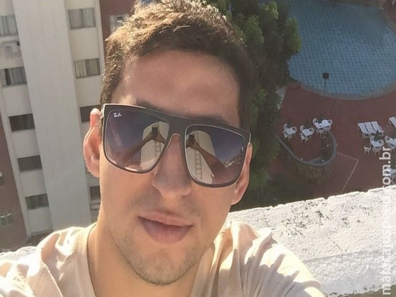 Jovem que morreu afogado pulou na água para pegar carteira, diz polícia Jovem que morreu afogado pulou na água para pegar carteira, diz polícia