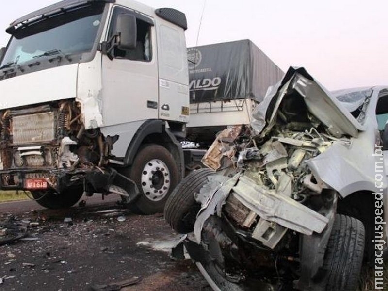 Mãe e filhos ficam feridos em colisão de carro com carreta na MS-276 Mãe e filhos ficam feridos em colisão de carro com carreta na MS-276