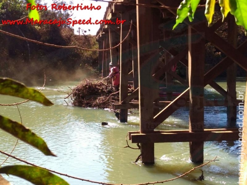 Maracaju: Bombeiros atendem ocorrência para desobstruir ponte do Rio Vacaria Maracaju: Bombeiros atendem ocorrência para desobstruir ponte do Rio Vacaria