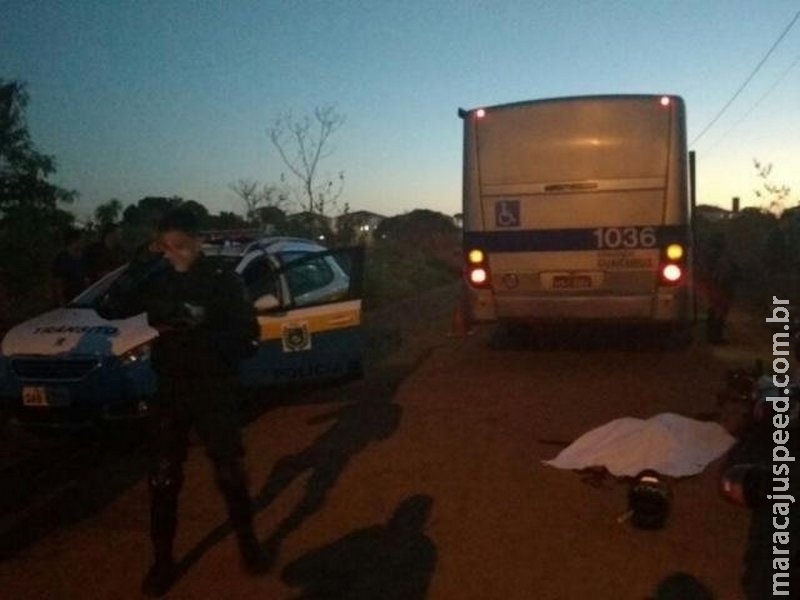 Motociclista que fugia da polícia morre em colisão com ônibus