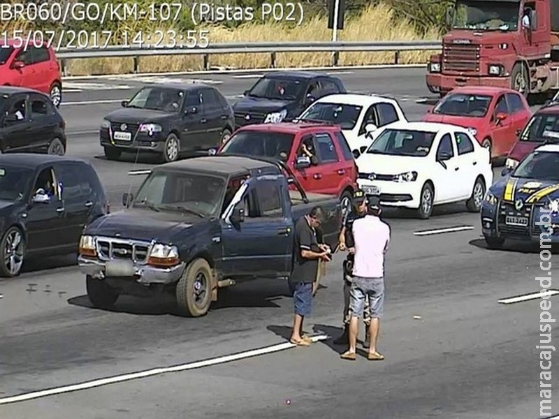 Motorista bêbado bate recorde de embriaguez ao volante e é preso na BR-060 Motorista bêbado bate recorde de embriaguez ao volante e é preso na BR-060