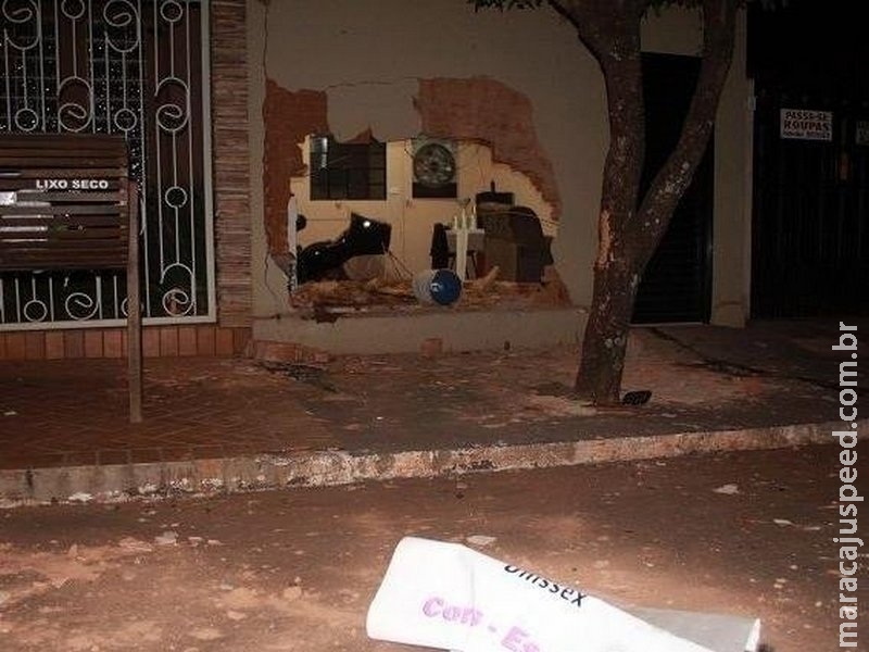 Motorista de camionete perde controle de direção e derruba muro de salão