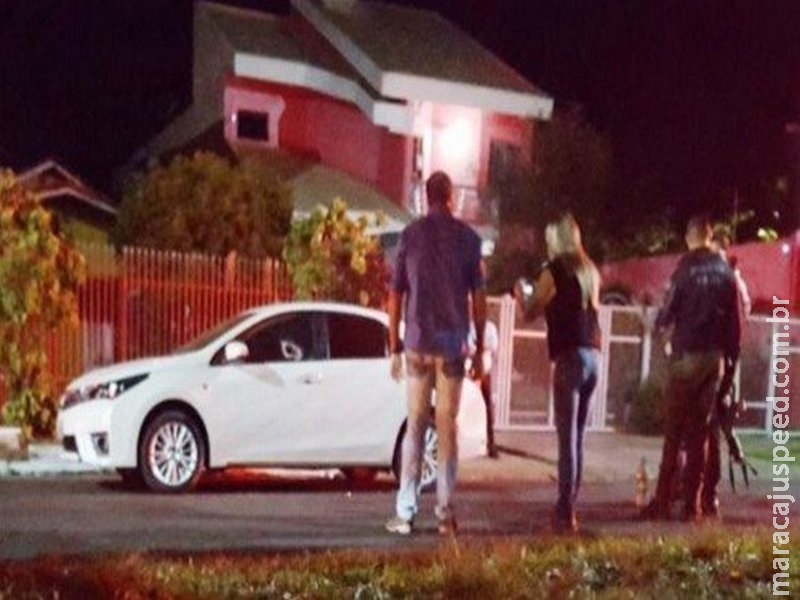 Mulher é executada a tiros de pistola por dupla em motocicleta Mulher é executada a tiros de pistola por dupla em motocicleta