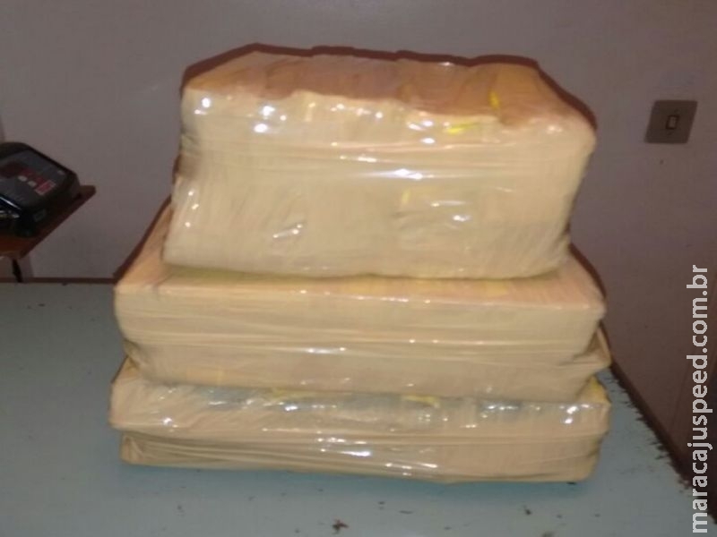 Mulher maracajuense é presa com mais de 11 kg de maconha e 19 gramas de pasta base de cocaína no interior de ônibus Mulher maracajuense é presa com mais de 11 kg de maconha e 19 gramas de pasta base de cocaína no interior de ônibus