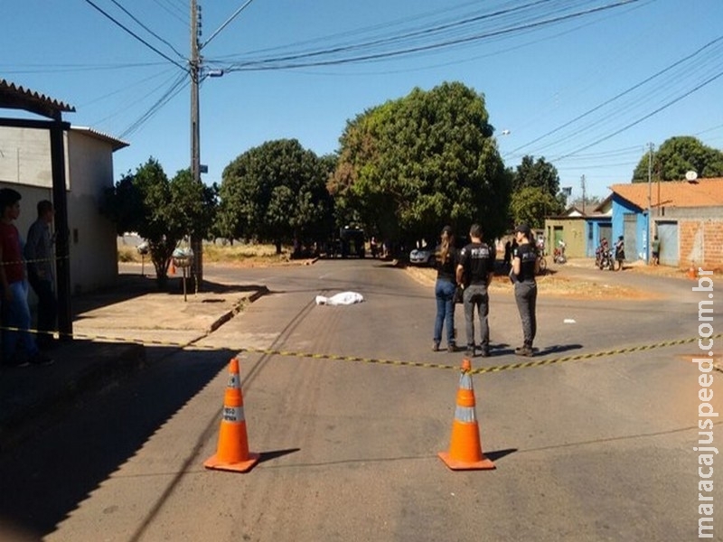 Mulher morre após moto em que ela estava bater contra carro Mulher morre após moto em que ela estava bater contra carro