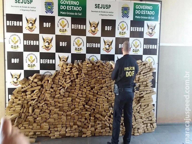 Polícia encontra carro abandonado com 909 kg de maconha
