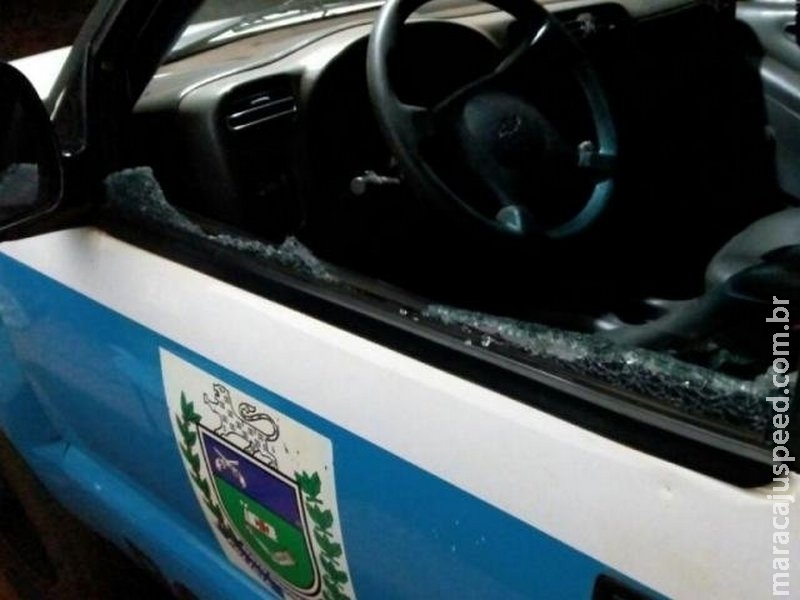 Policiais abordam veículo e são surpreendidos com mais de 40 tiros