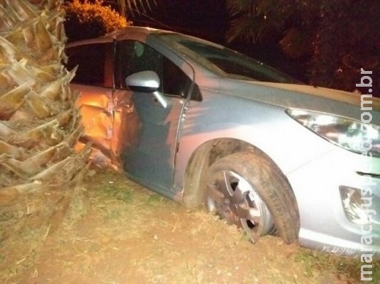 Preso do semiaberto rouba veículo e bate em arvore enquanto fugia