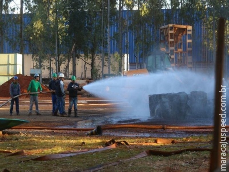Seis horas de fogo destroem galpão com 600 barris de solvente Seis horas de fogo destroem galpão com 600 barris de solvente