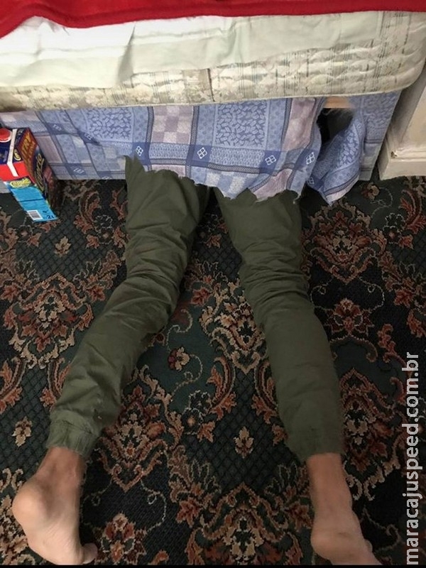 Suspeito tenta se esconder da polícia sob cama, mas fracassa