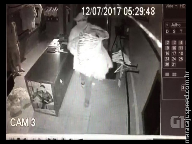Trio furta R$ 30 mil em peças de loja de roupas
