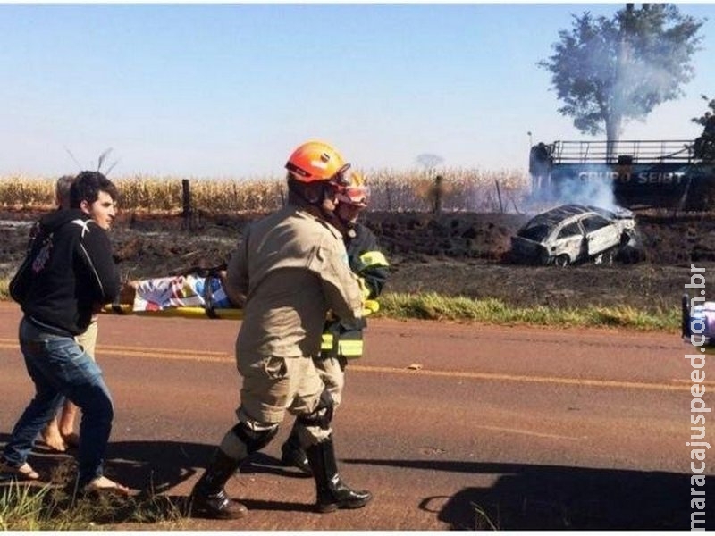Veículo com três pessoas sai da pista, capota em rodovia e pega fogo