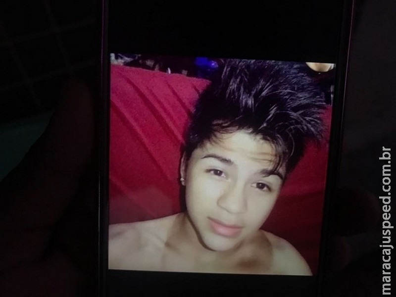 Adolescente morre em hospital após ser baleado na frente da casa de namorada