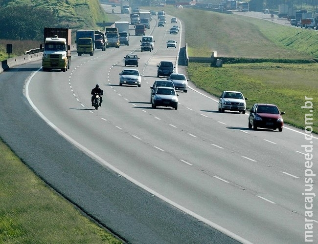 Ao desviar de tatu, motorista perde controle da direção e capota carro 