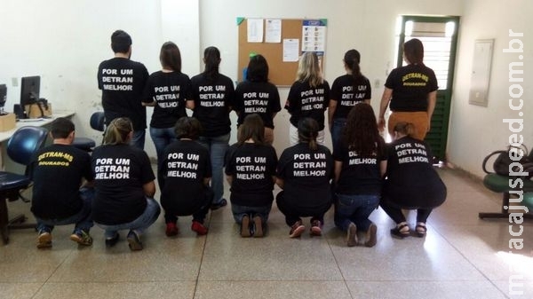 Após prisões, concursados do Detran-MS se vestem de preto contra corrupção Após prisões, concursados do Detran-MS se vestem de preto contra corrupção