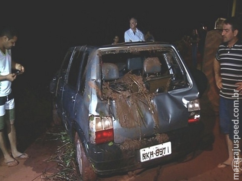 Casal morre afogado após carro cair em represa Casal morre afogado após carro cair em represa