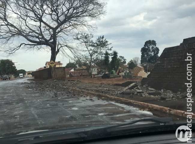 Chuva forte derruba muro do cemitério Santo Amaro na Capital 
