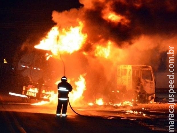 Combate a incêndio em caminhão com diesel demorou três horas Combate a incêndio em caminhão com diesel demorou três horas