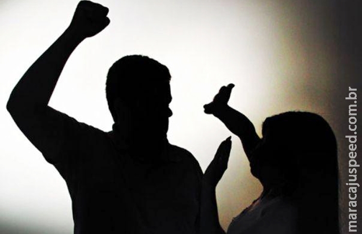 Depois de levar socos e ter pé preso em portão, esposa defende agressor da polícia