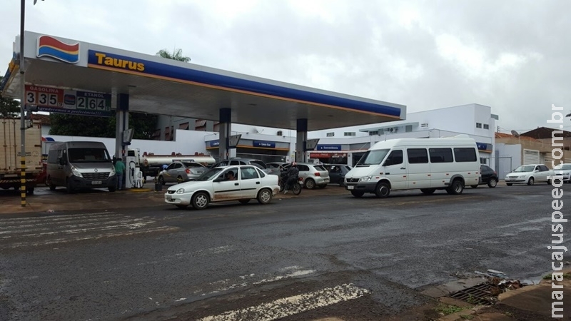 Disputa por cliente derruba preço e gasolina a R$ 3,35 provoca filas em postos da Capital Disputa por cliente derruba preço e gasolina a R$ 3,35 provoca filas em postos da Capital