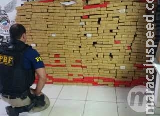 Dupla fura barreira policial e abandona 1 tonelada de maconha na BR-163