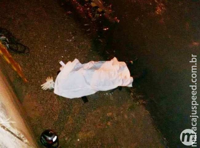 Entregador de lanches morre após ser atingido por carro e jogado em córrego Entregador de lanches morre após ser atingido por carro e jogado em córrego