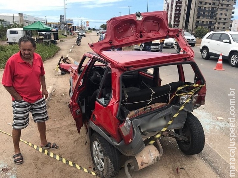 Família fica ferida após carro capotar ao ser atingido por outro veículo