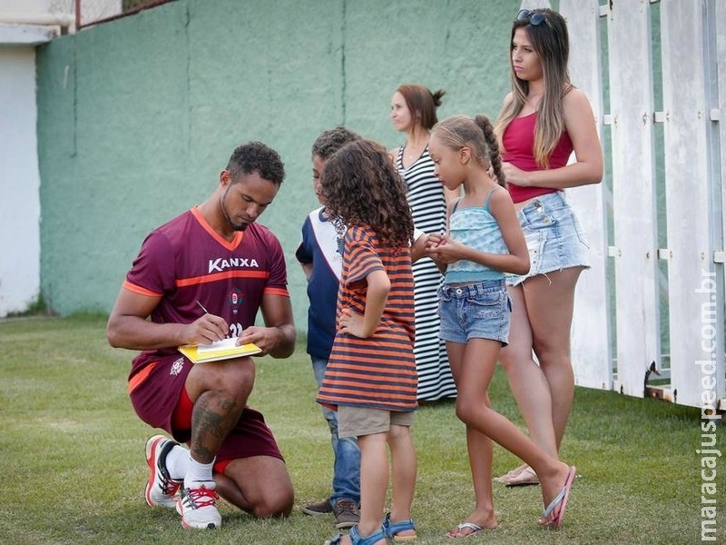 Goleiro Bruno vai dar aulas de futebol para crianças para reduzir pena