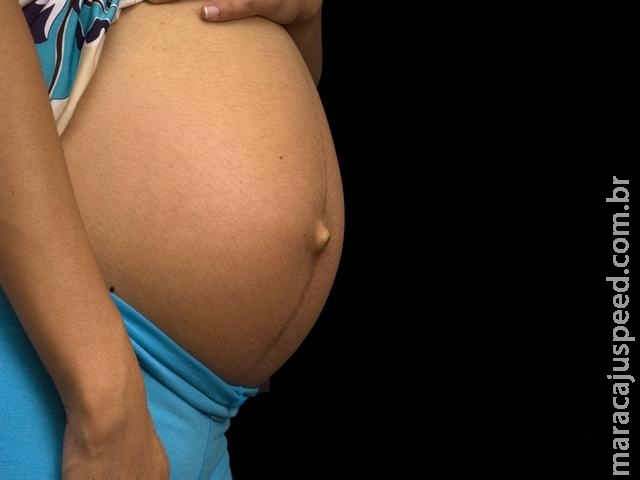 Grávida é retirada de veículo a força e espancada por ladrão que leva carro