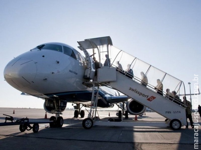Homem dá banana à comissária negra e é preso antes de voar para Corumbá