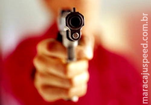 Homem é atingido por dois tiros ao atender chamado no portão