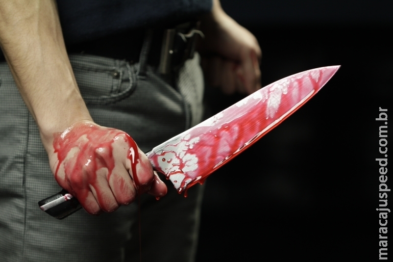 Homem é esfaqueado no tórax ao ser flagrado bebendo cerveja com mulher de outro